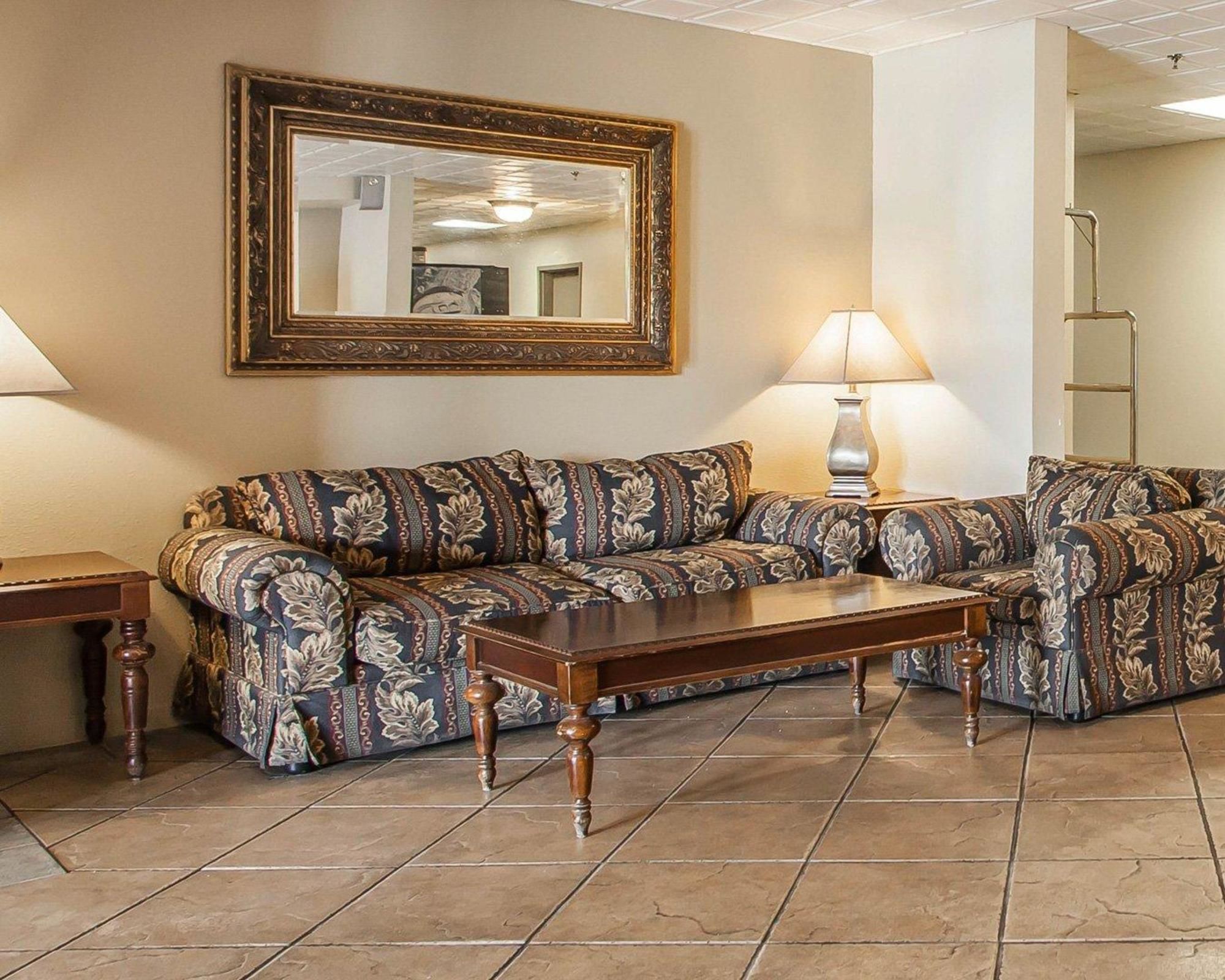 Econo Lodge Inn & Suites