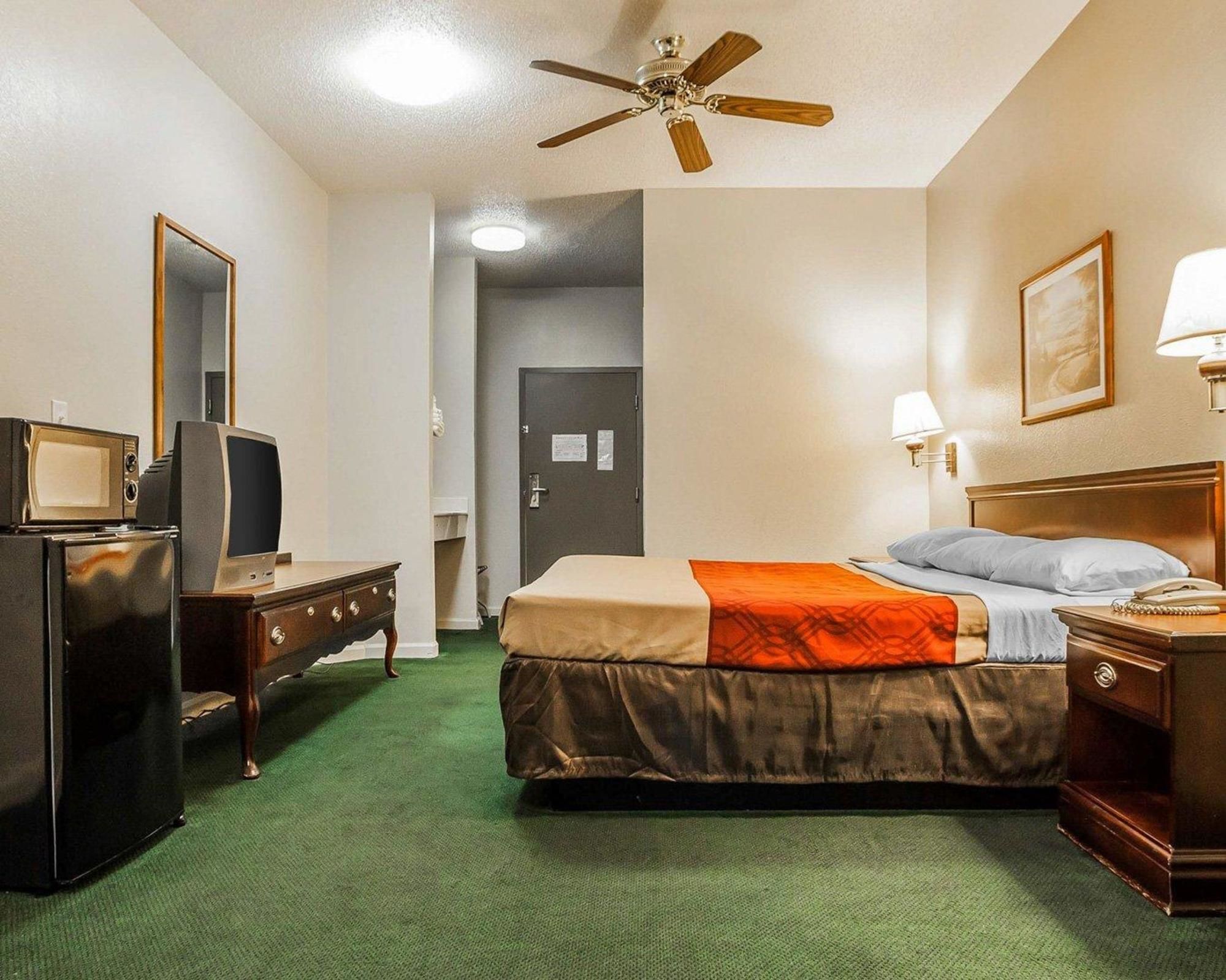 Econo Lodge Inn & Suites