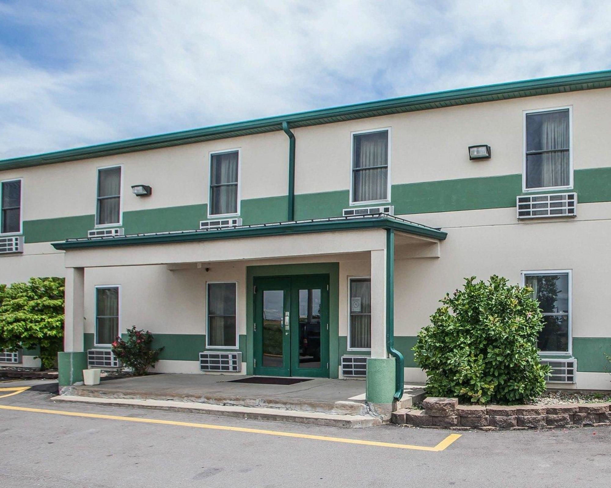 Econo Lodge Inn & Suites