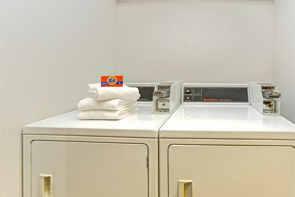 Super 8 by Wyndham Gurnee