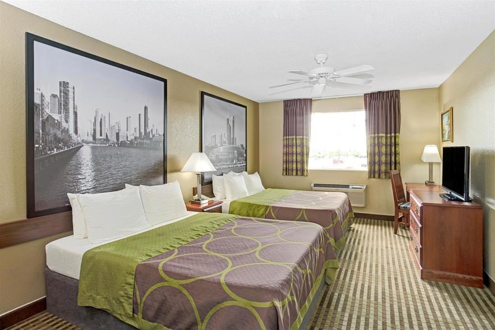 Super 8 by Wyndham Gurnee