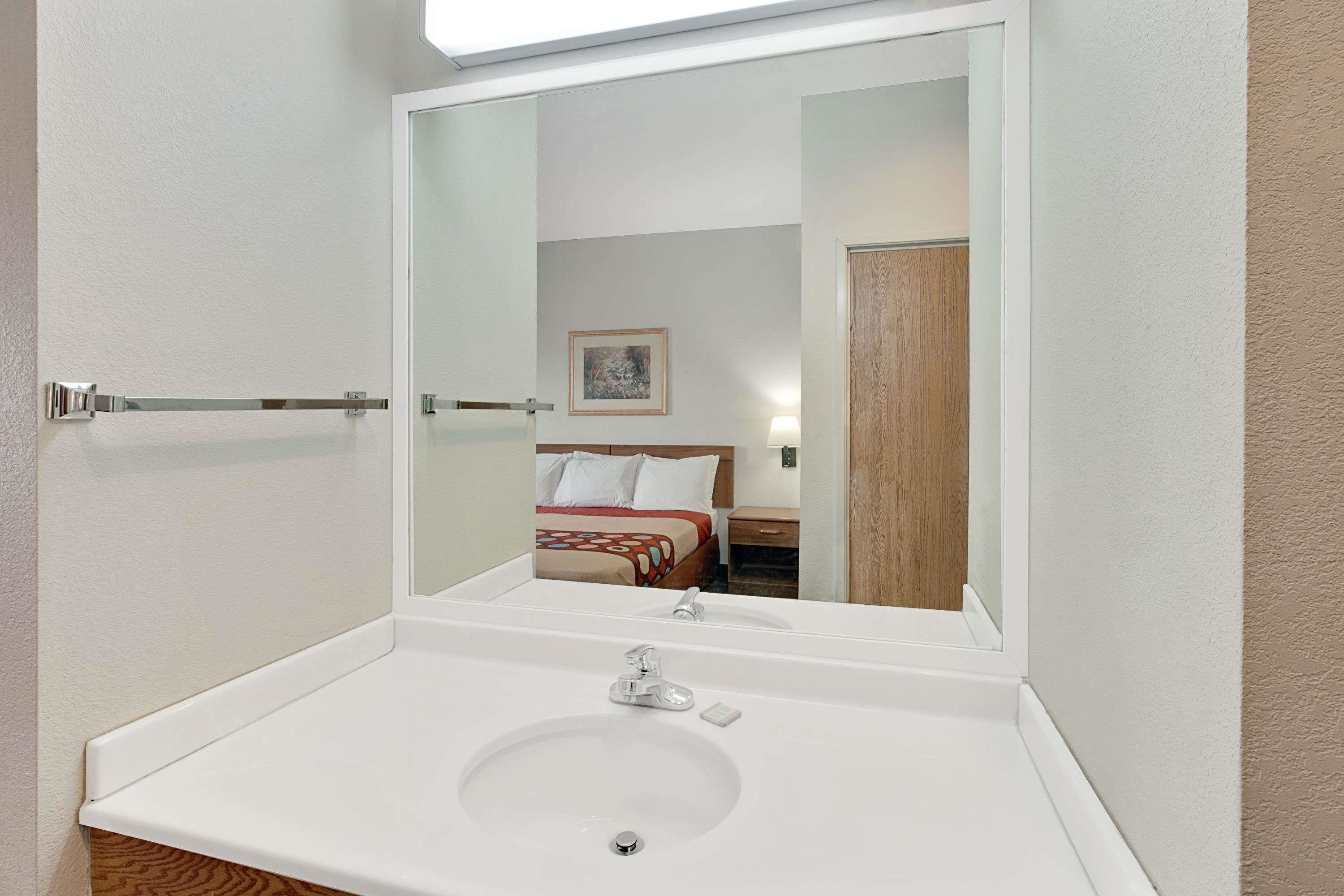 Super 8 by Wyndham Hampshire IL