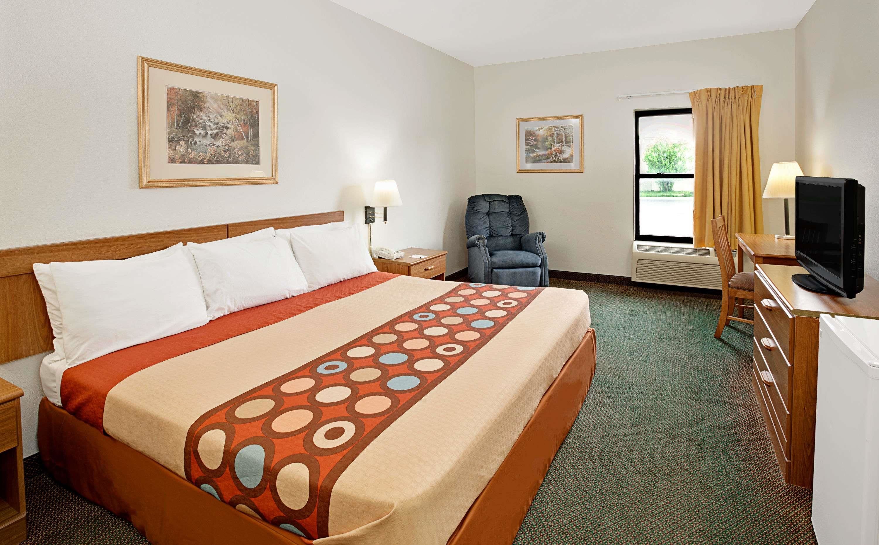 Super 8 by Wyndham Hampshire IL