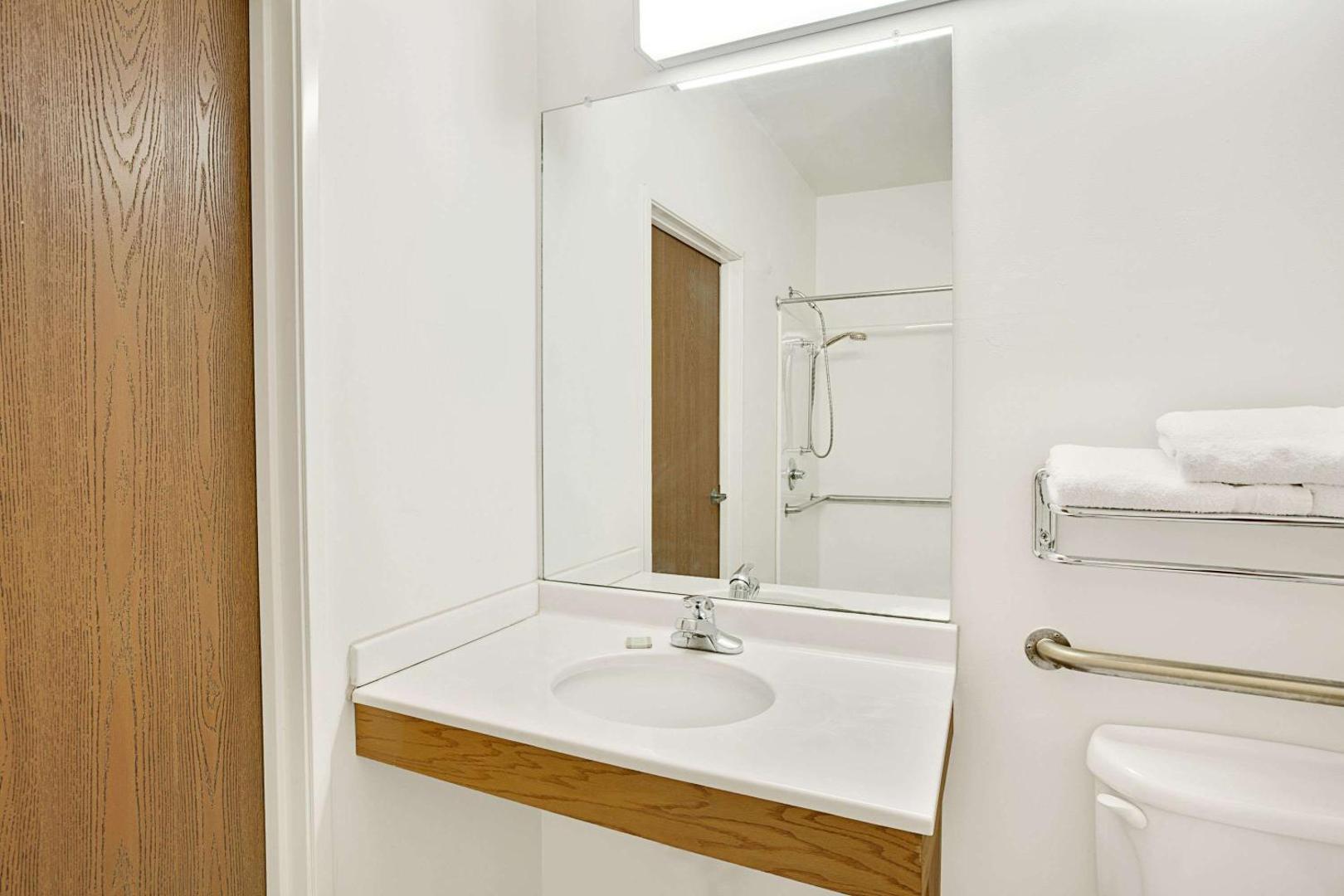 Super 8 by Wyndham Hampshire IL