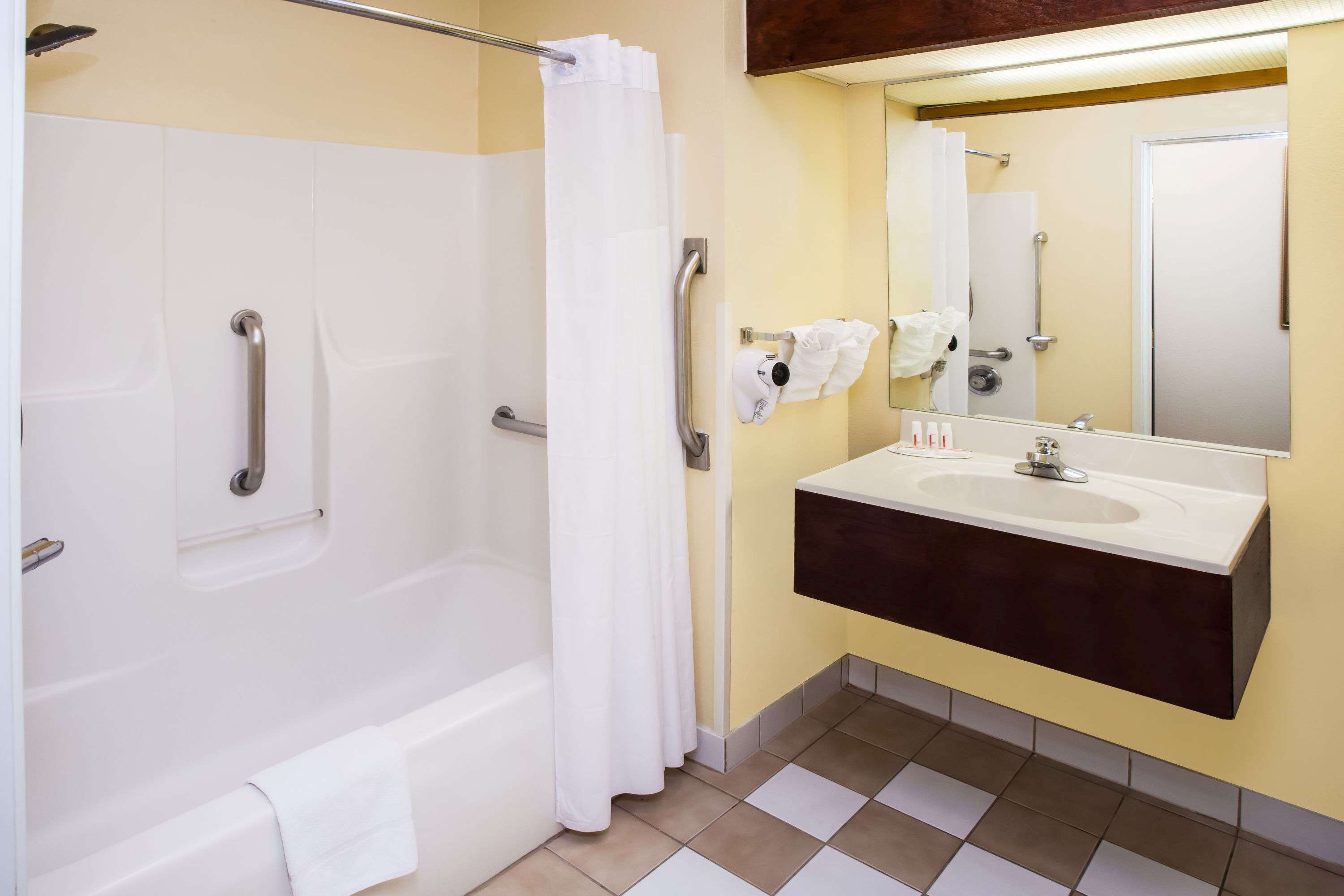 Halsted Inn and Suites Harvey - Chicago Southland