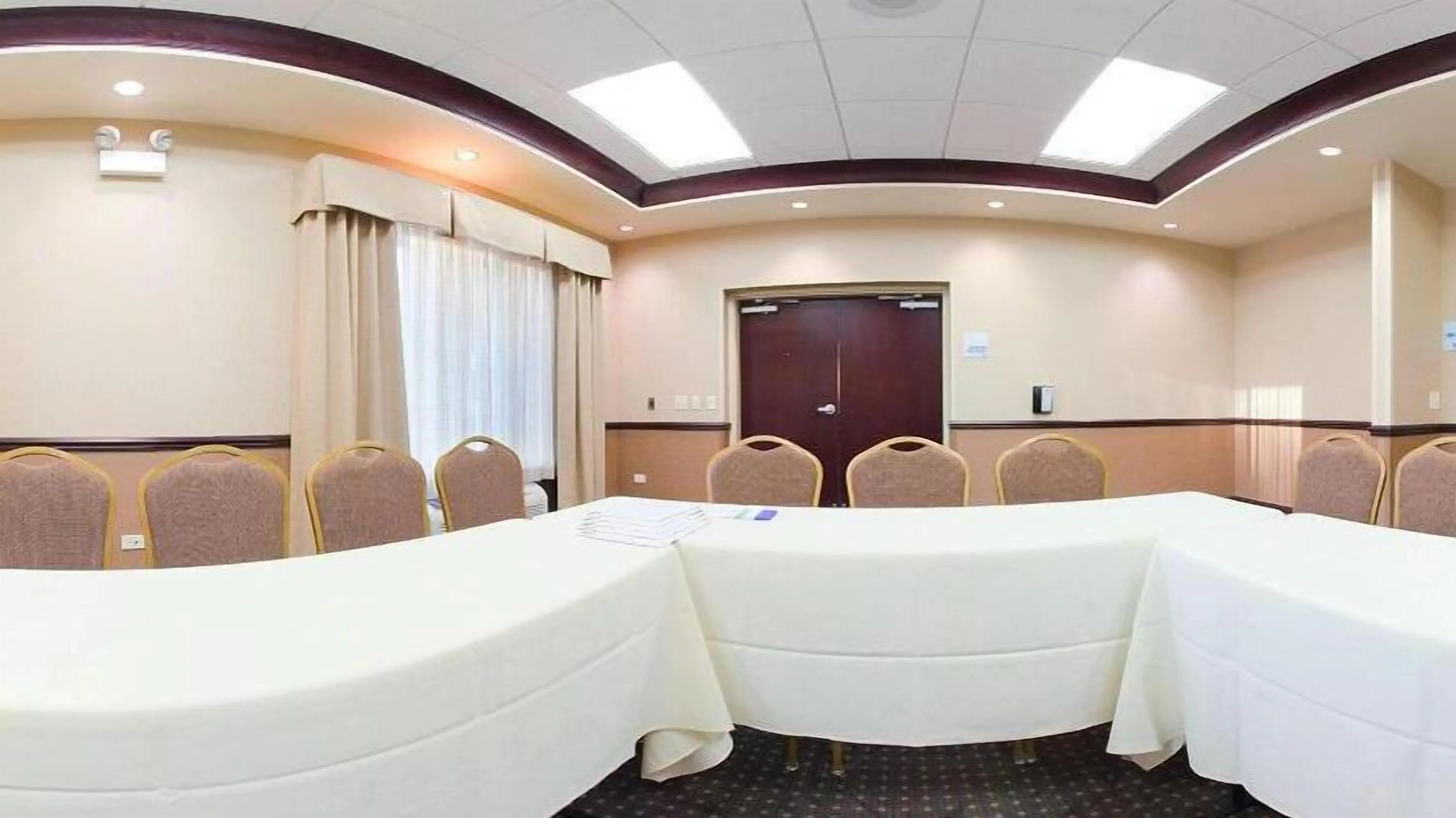 Holiday Inn Express & Suites Chicago West-O'Hare Airport Area