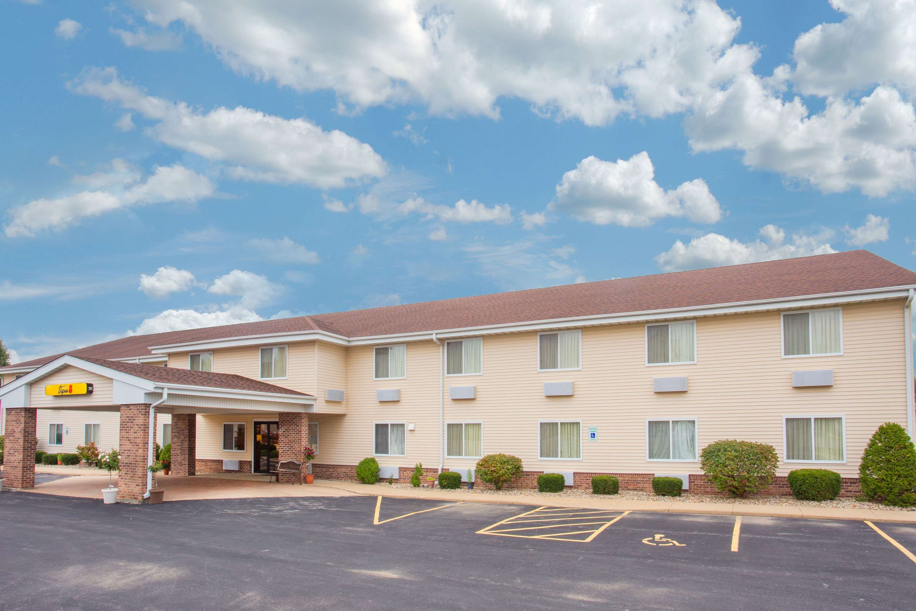 Super 8 by Wyndham Galva