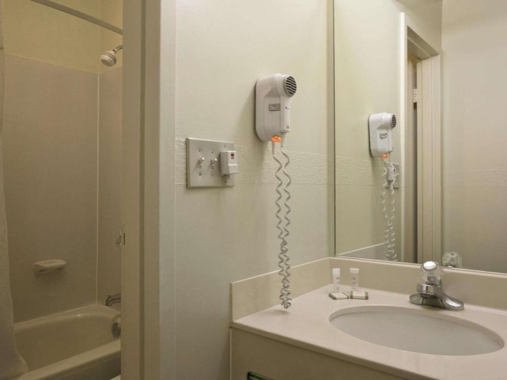 Travelodge by Wyndham Lansing IL
