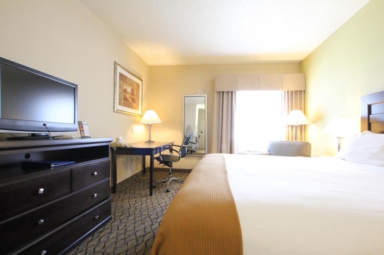 Holiday Inn Express & Suites Chicago-Libertyville