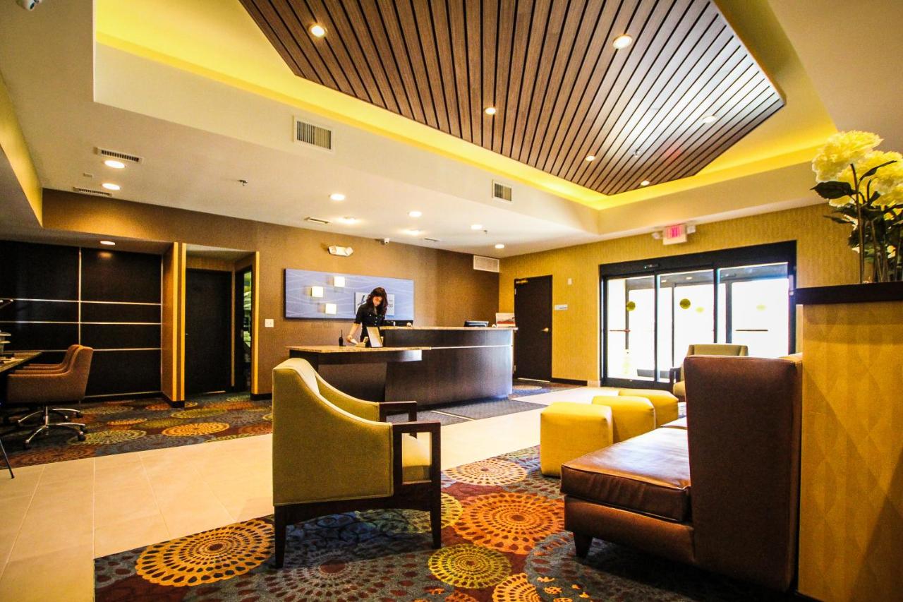 Holiday Inn Express & Suites Chicago-Libertyville