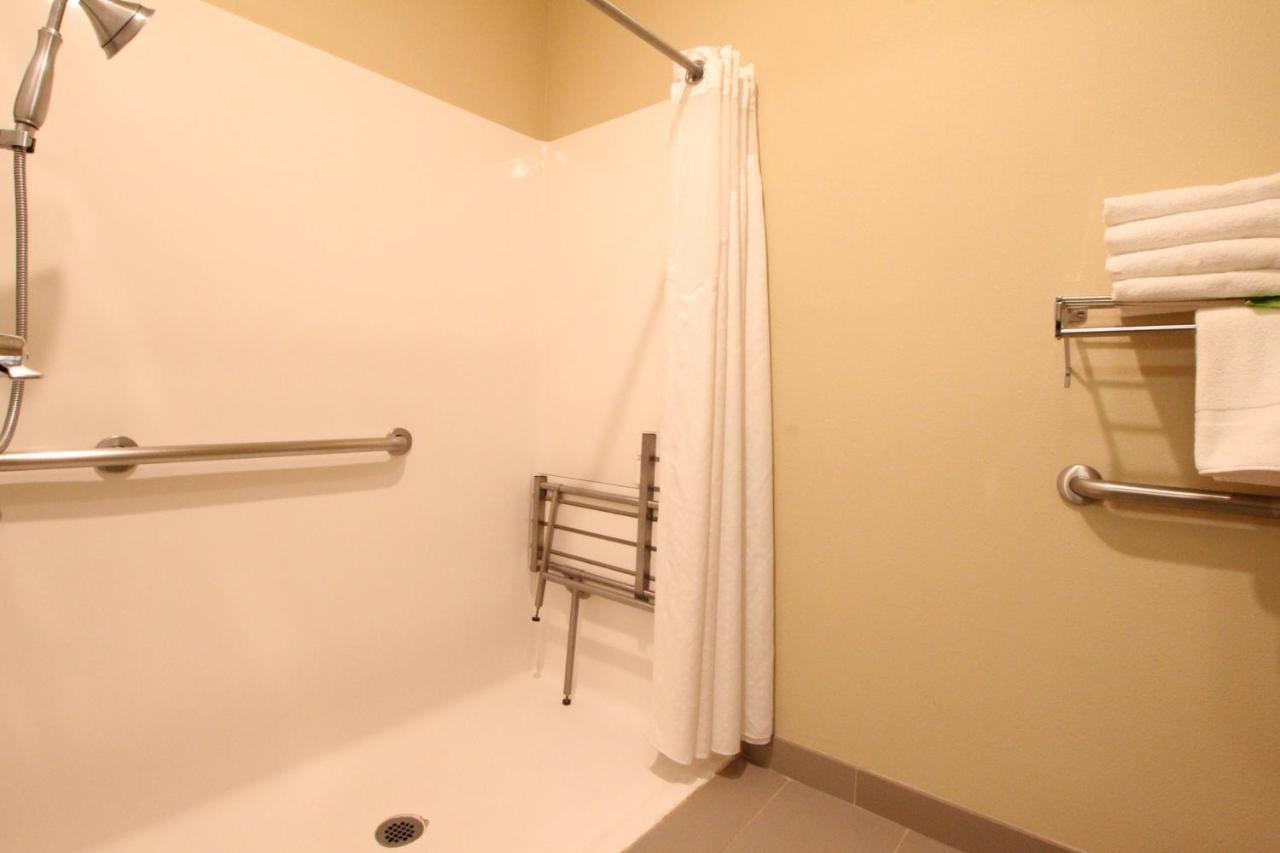 Holiday Inn Express & Suites Chicago-Libertyville