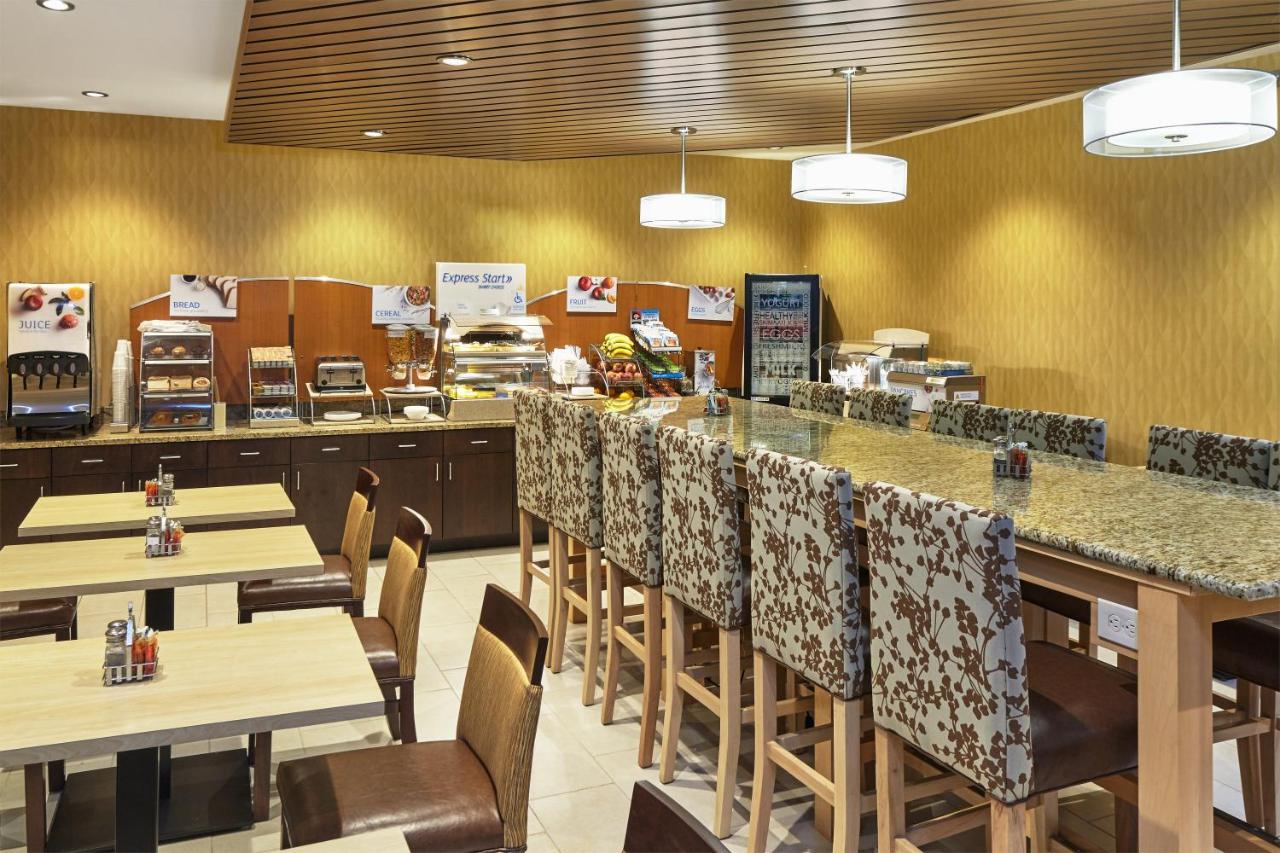 Holiday Inn Express & Suites Chicago-Libertyville