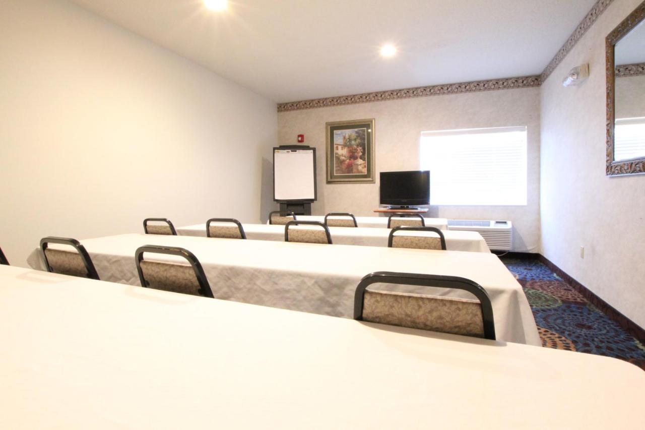 Holiday Inn Express & Suites Chicago-Libertyville