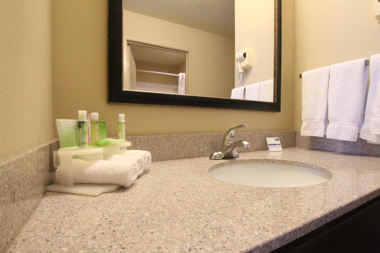 Holiday Inn Express & Suites Chicago-Libertyville