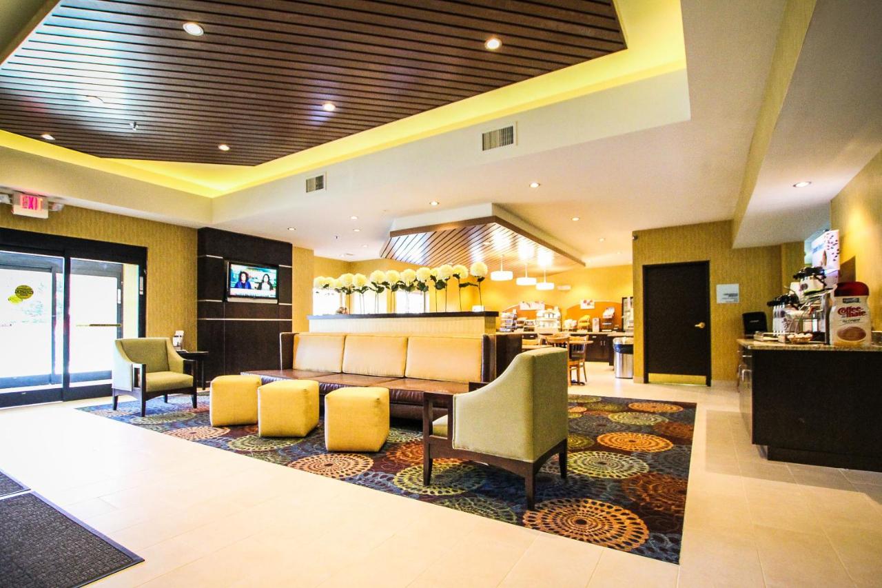 Holiday Inn Express & Suites Chicago-Libertyville
