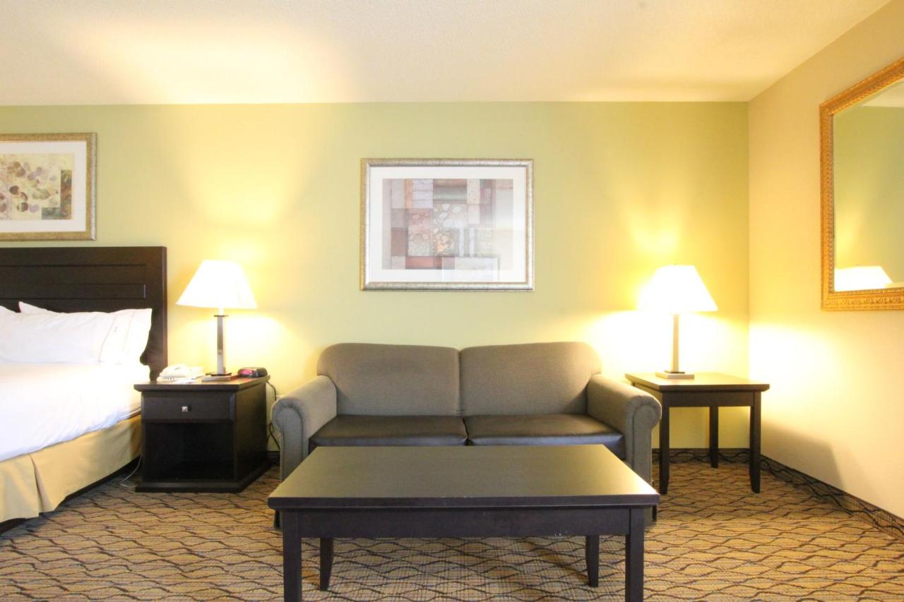 Holiday Inn Express & Suites Chicago-Libertyville