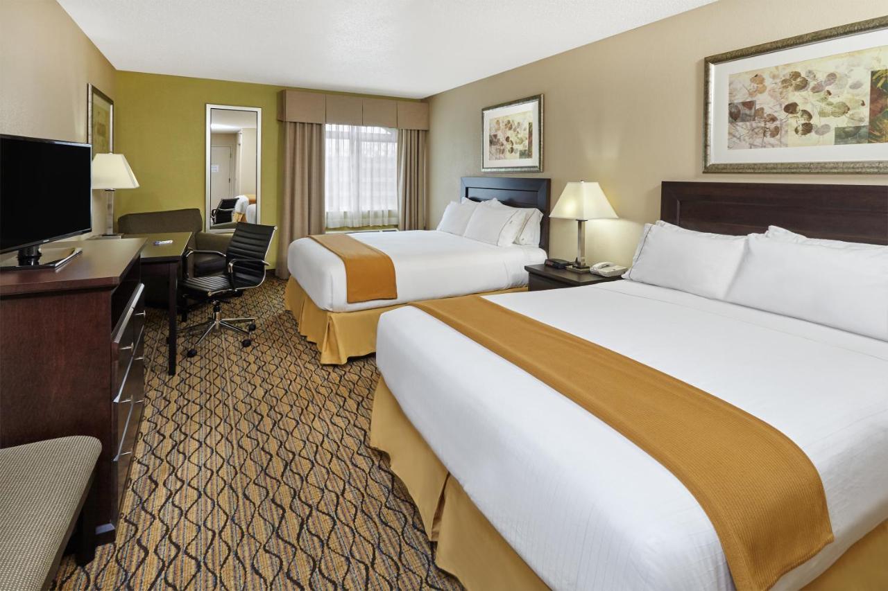 Holiday Inn Express & Suites Chicago-Libertyville