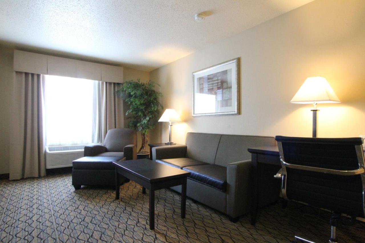 Holiday Inn Express & Suites Chicago-Libertyville