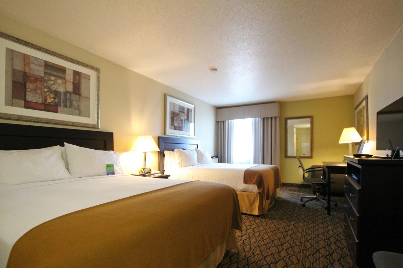 Holiday Inn Express & Suites Chicago-Libertyville