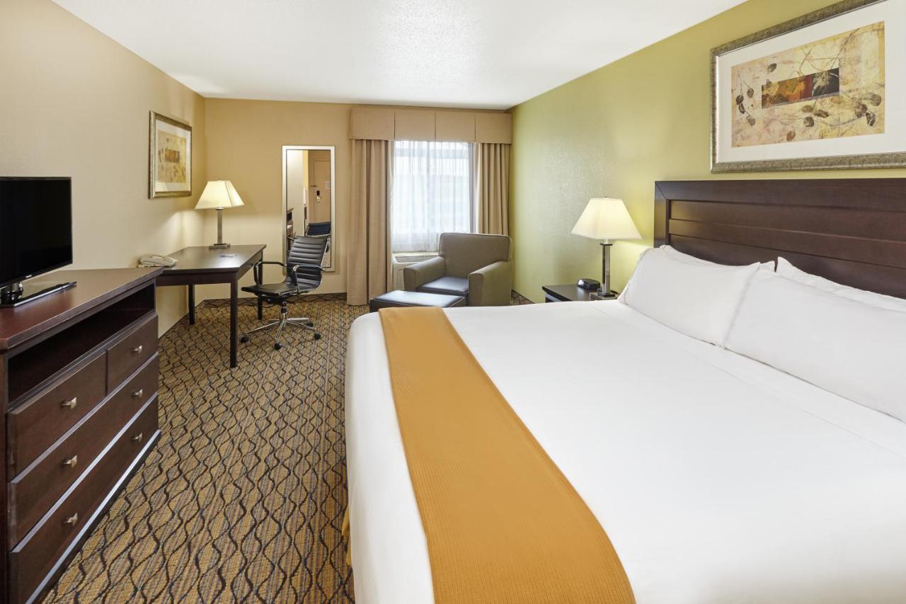 Holiday Inn Express & Suites Chicago-Libertyville