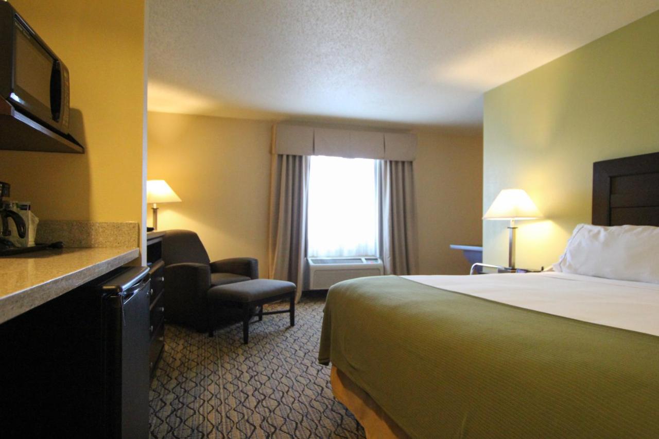 Holiday Inn Express & Suites Chicago-Libertyville