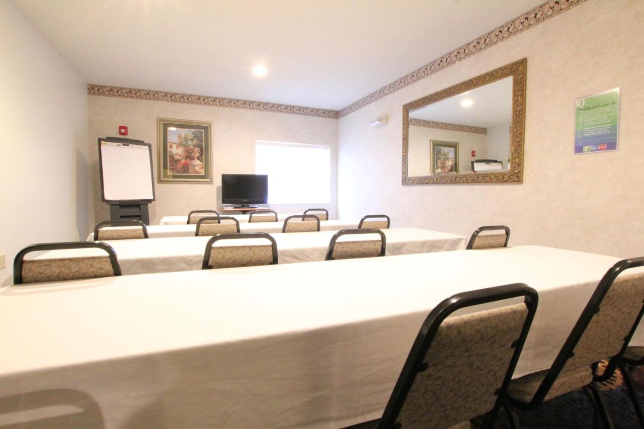 Holiday Inn Express & Suites Chicago-Libertyville