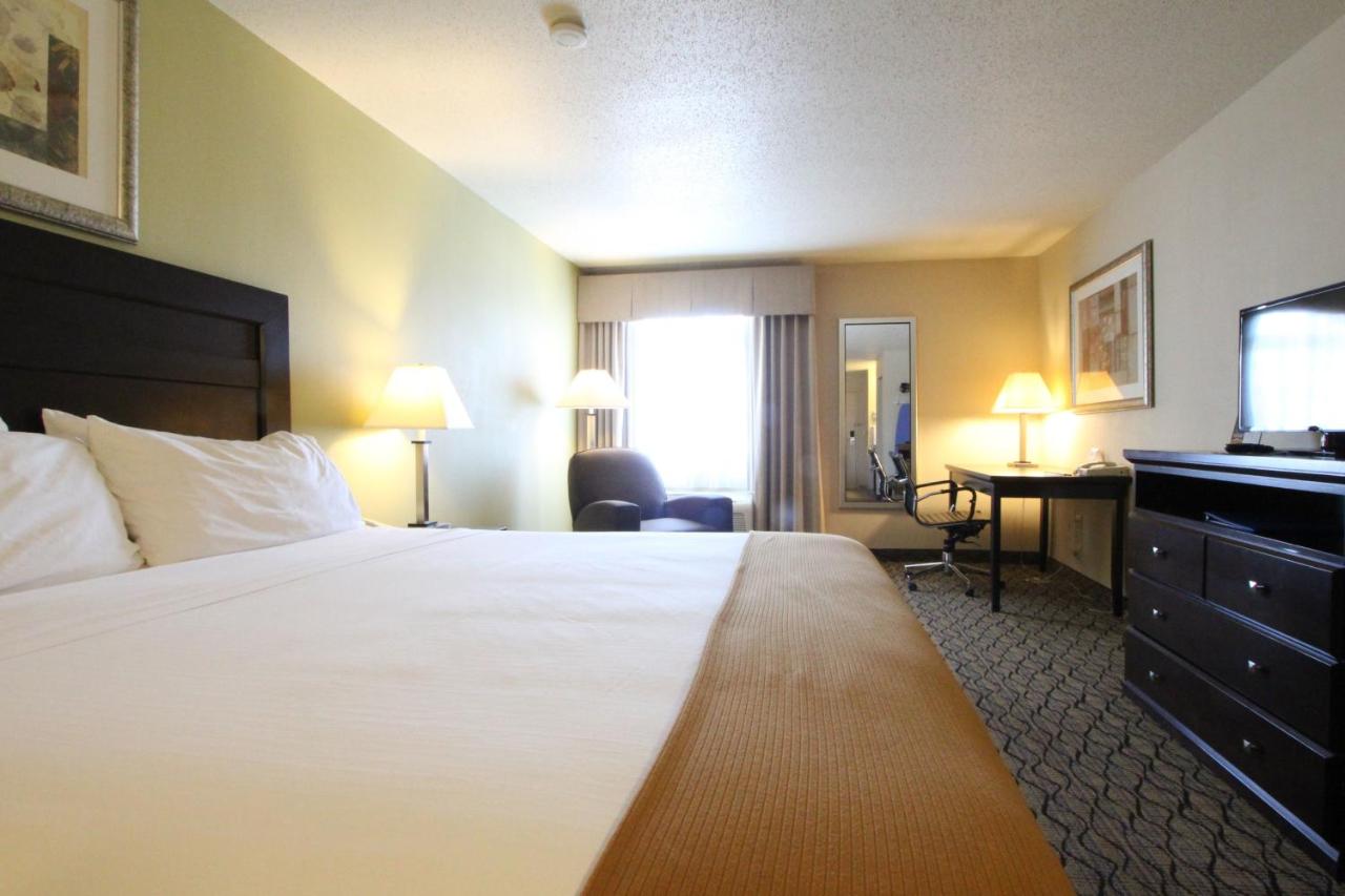 Holiday Inn Express & Suites Chicago-Libertyville
