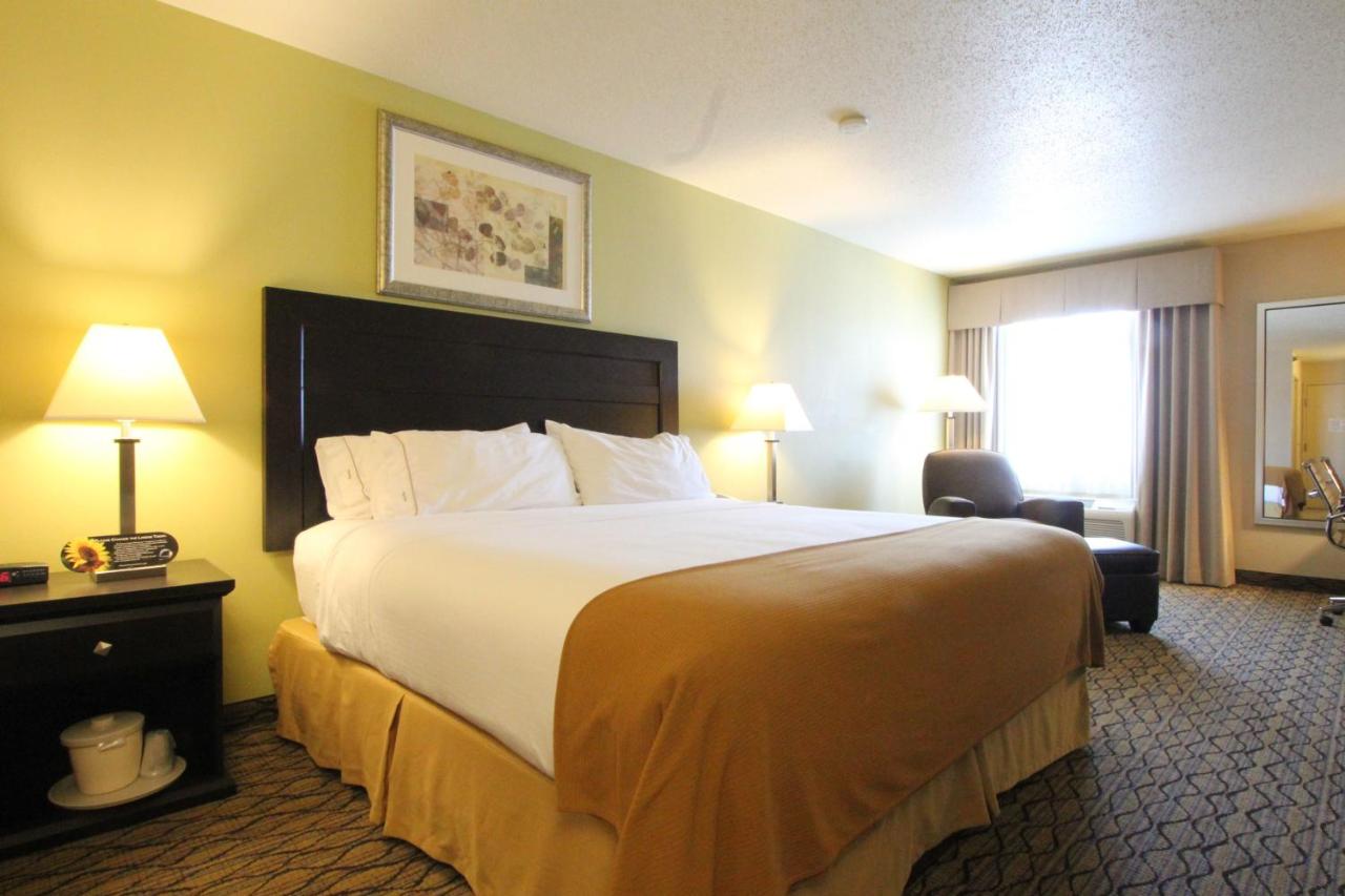 Holiday Inn Express & Suites Chicago-Libertyville