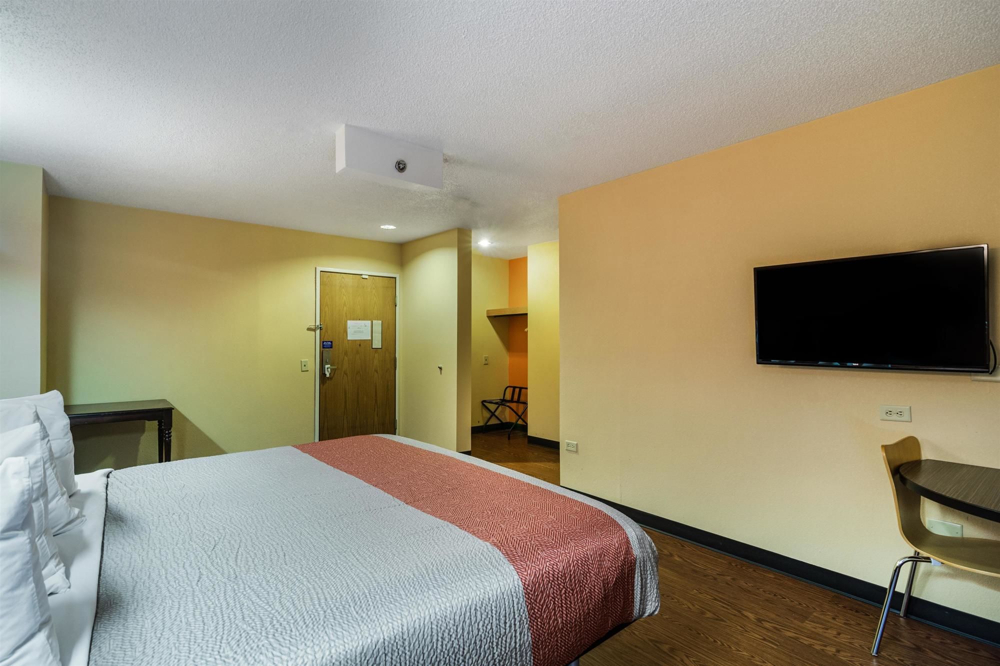Motel 6 Libertyville