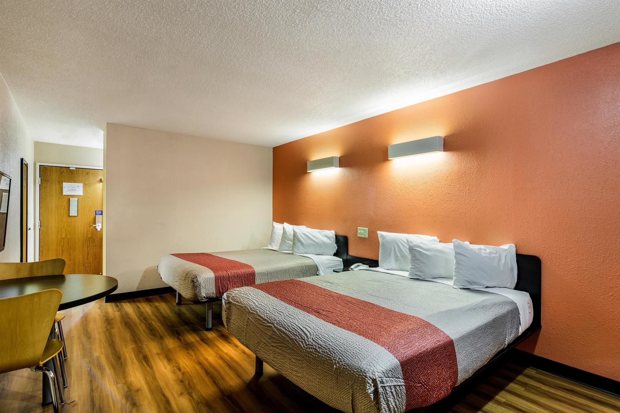 Motel 6 Libertyville
