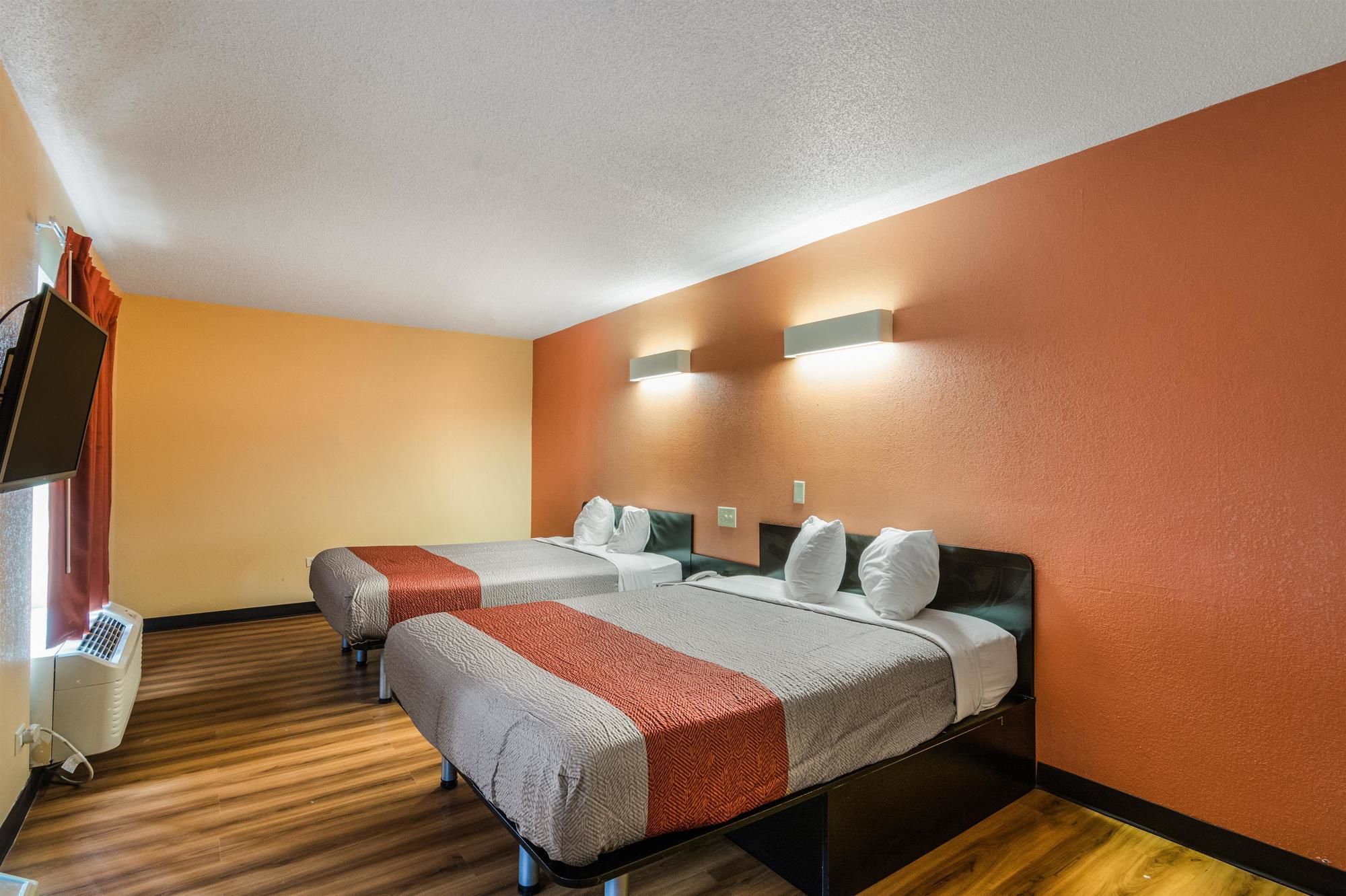 Motel 6 Libertyville