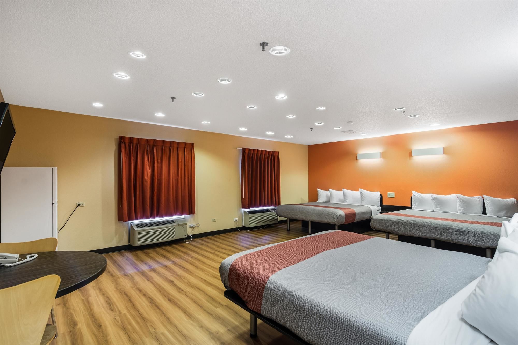Motel 6 Libertyville