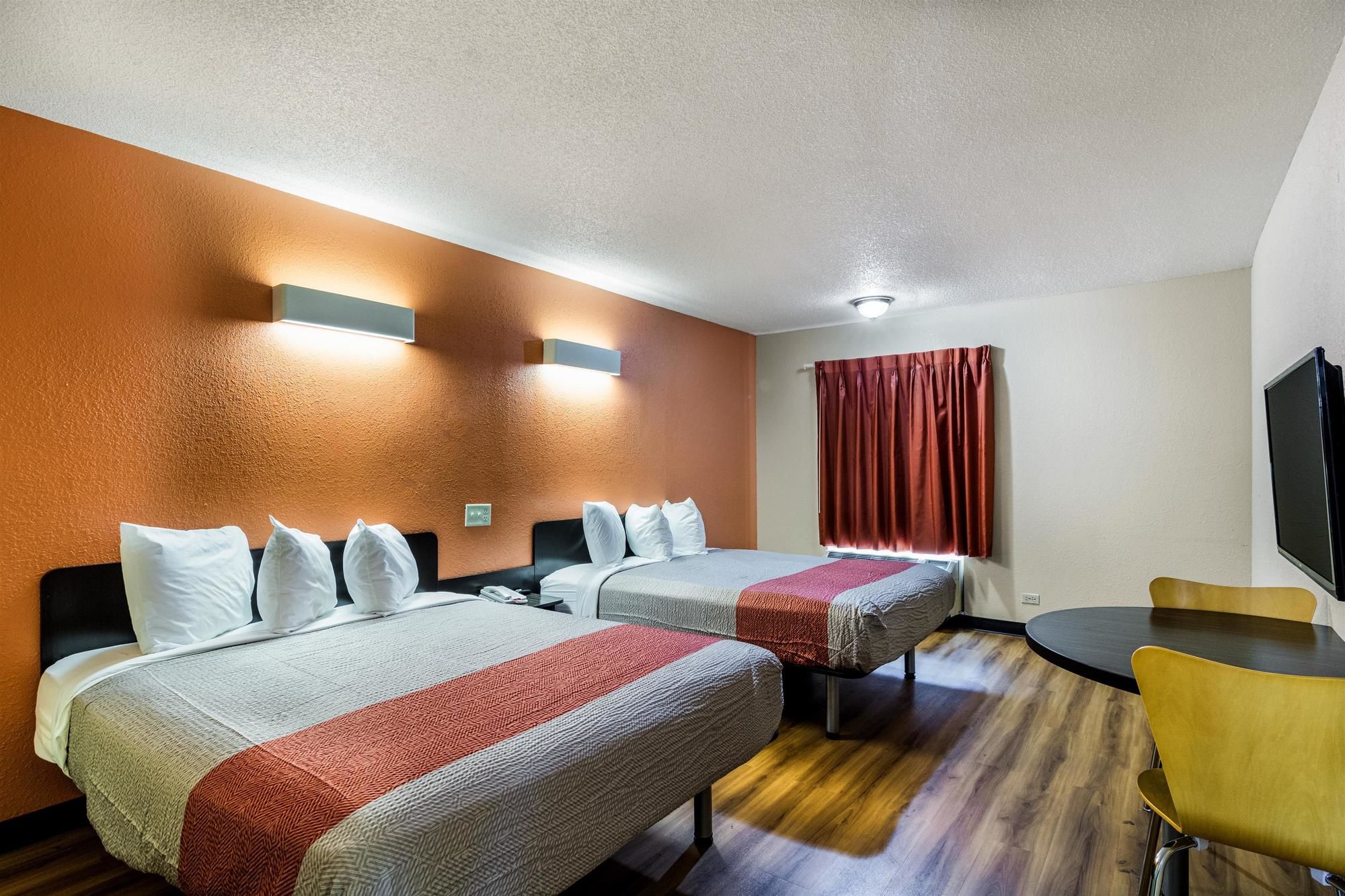 Motel 6 Libertyville