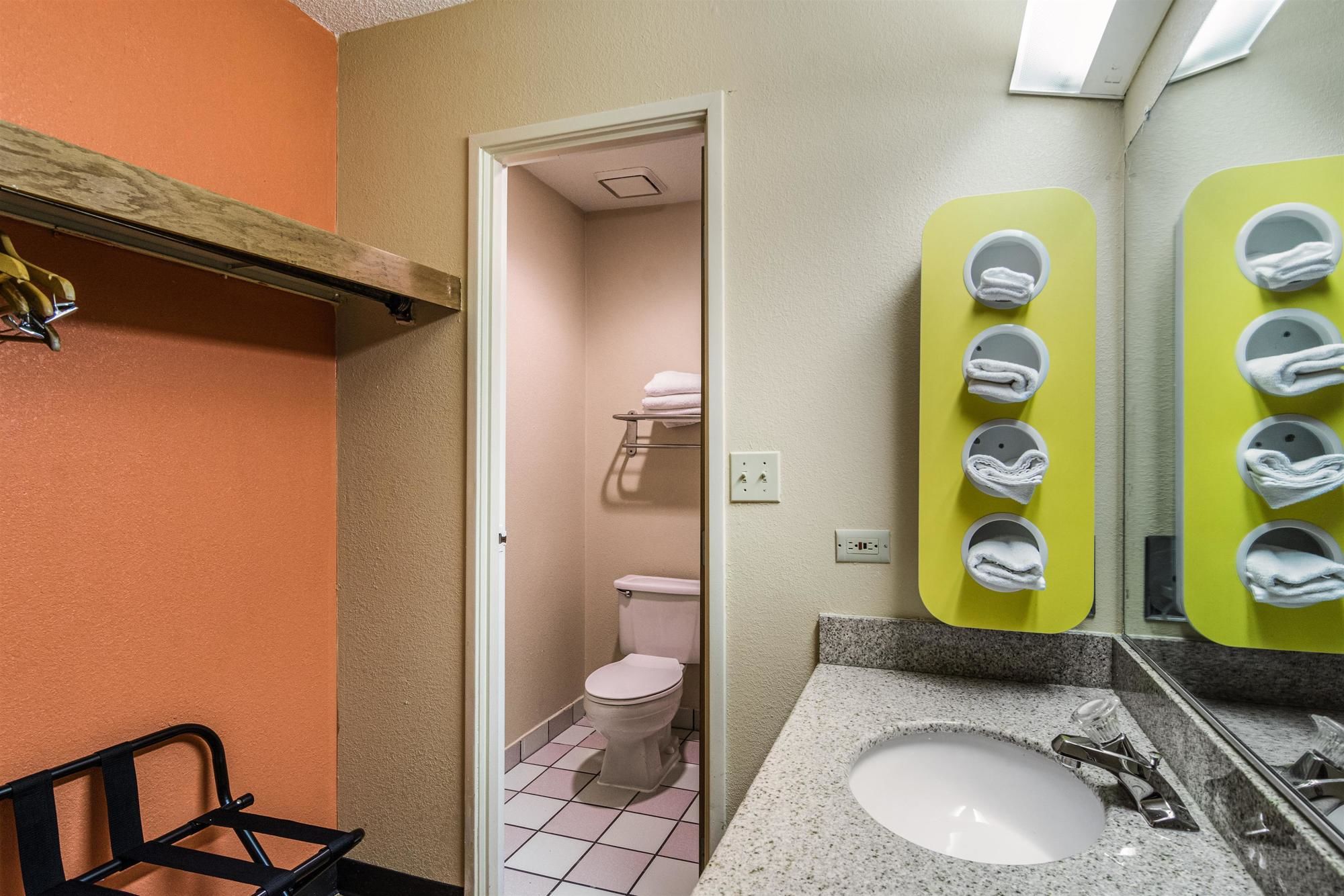 Motel 6 Libertyville