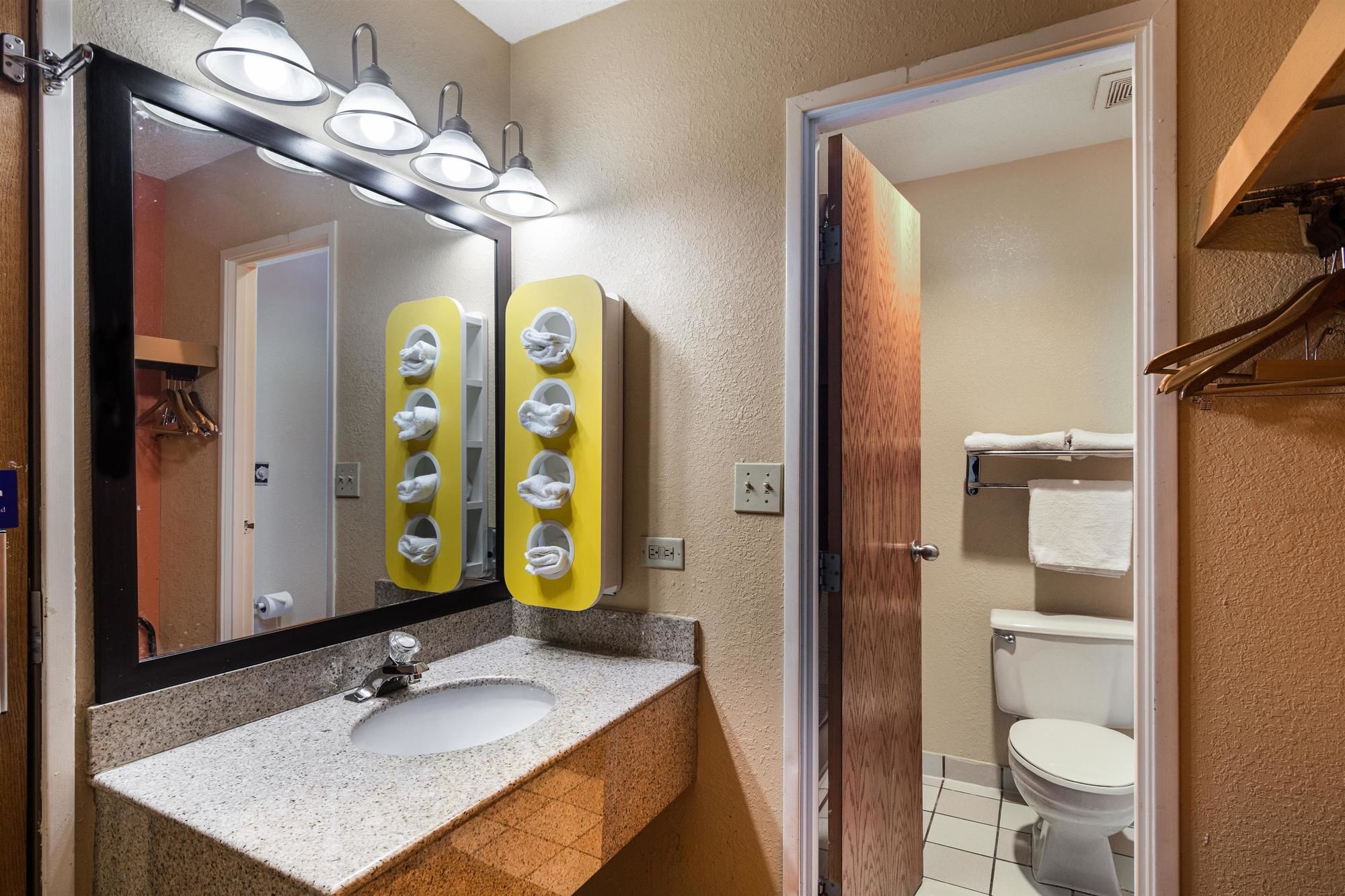 Motel 6 Libertyville