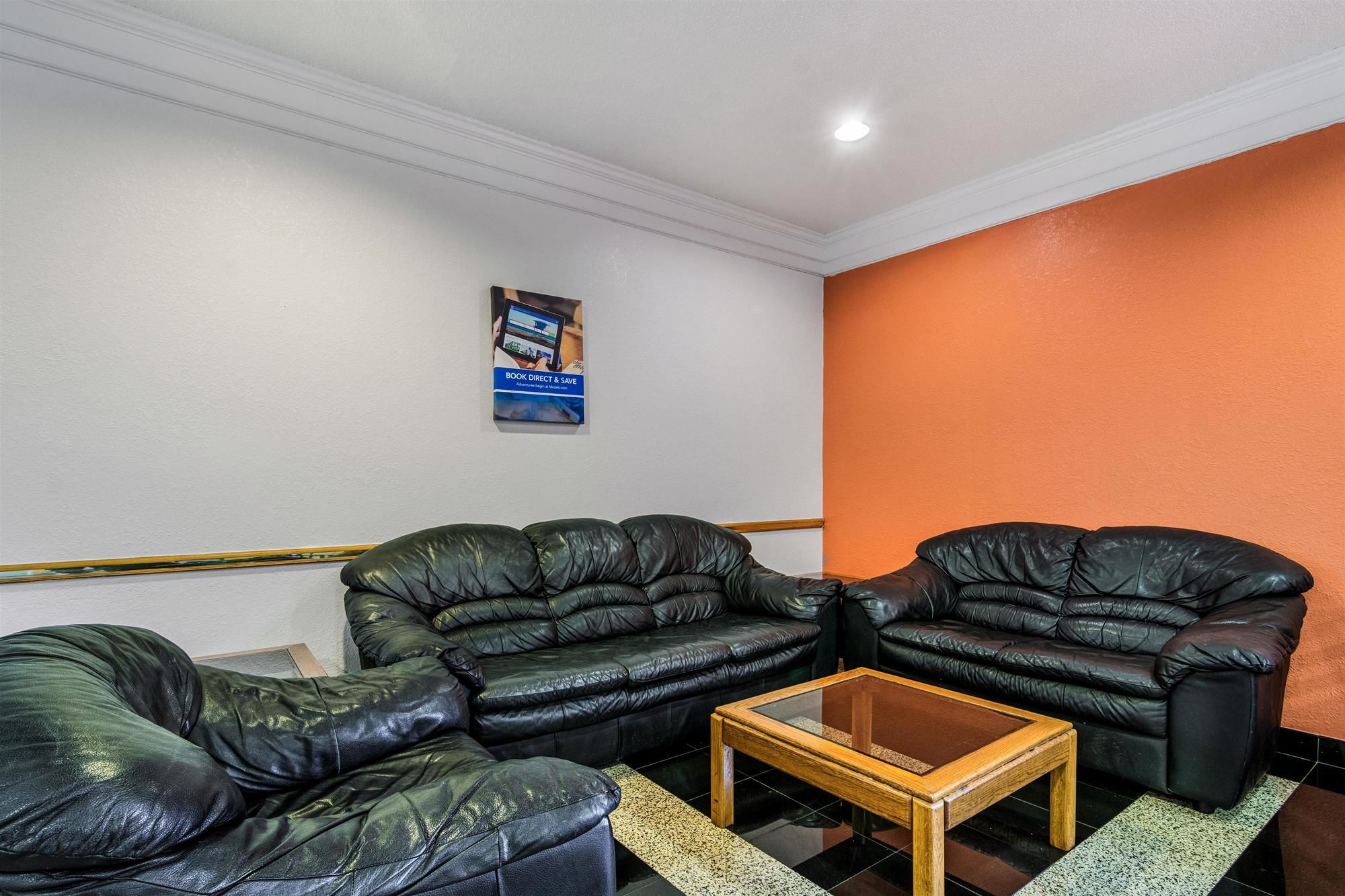 Motel 6 Libertyville