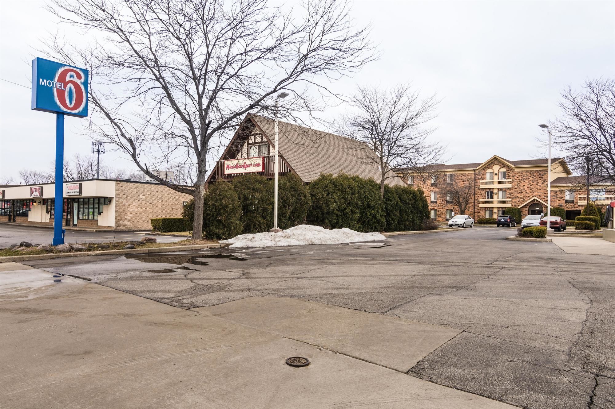 Motel 6 Libertyville