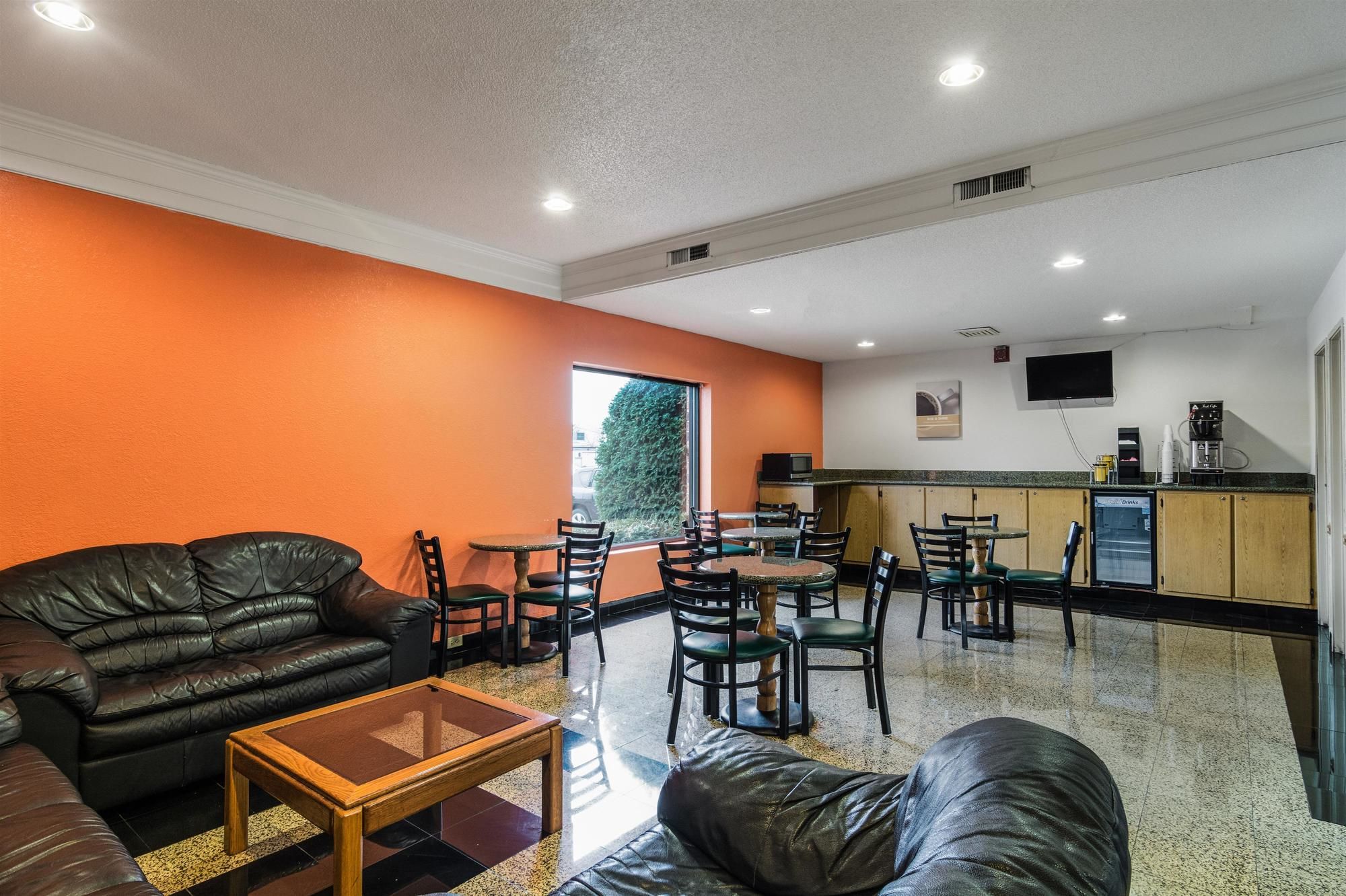 Motel 6 Libertyville