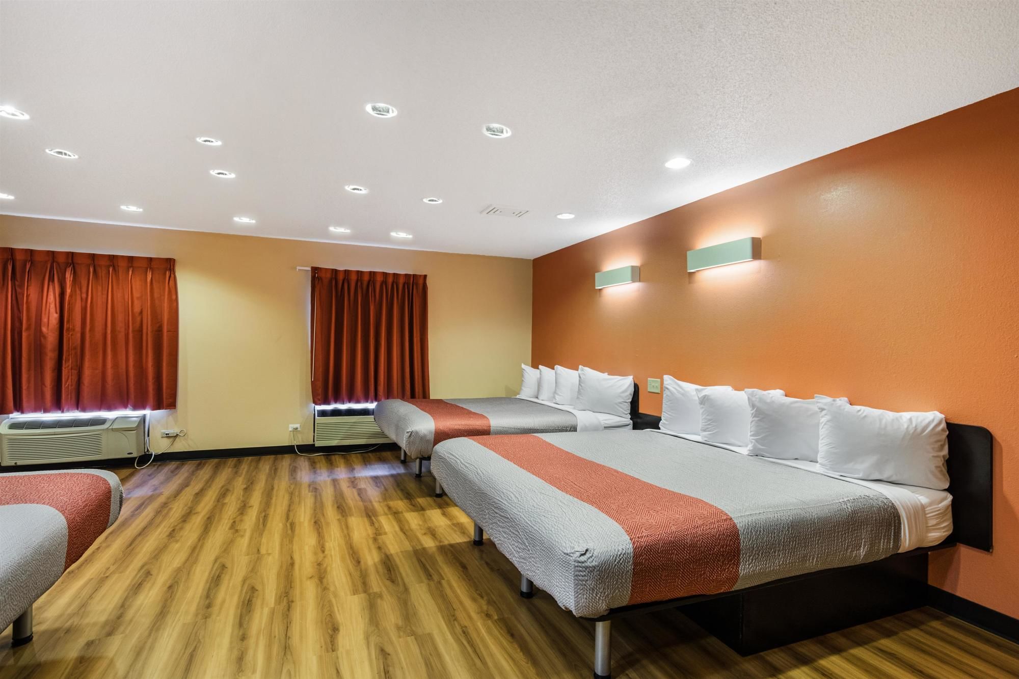 Motel 6 Libertyville