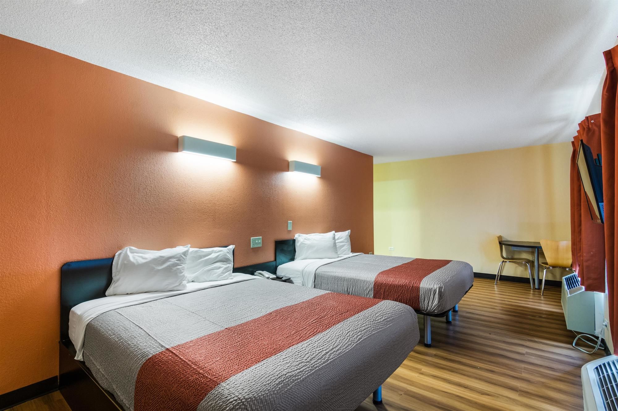 Motel 6 Libertyville