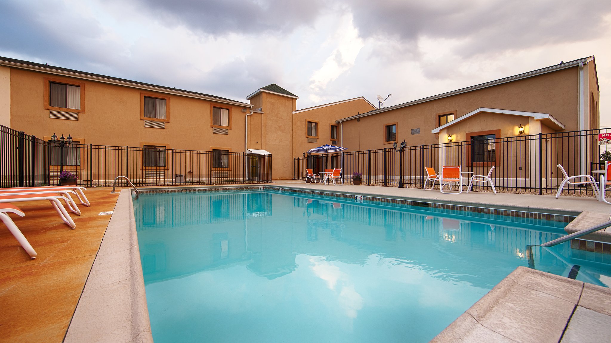 Hotel Lincoln Inn on Route 66 and near I-55