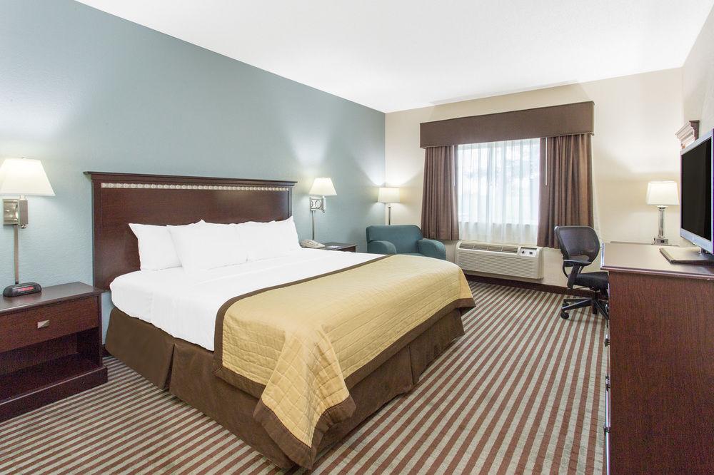 Clarion Pointe Mattoon Near University