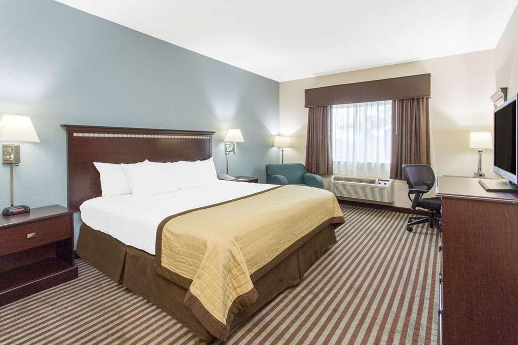 Clarion Pointe Mattoon Near University