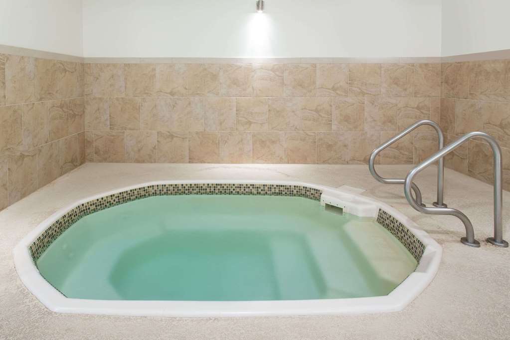 Clarion Pointe Mattoon Near University