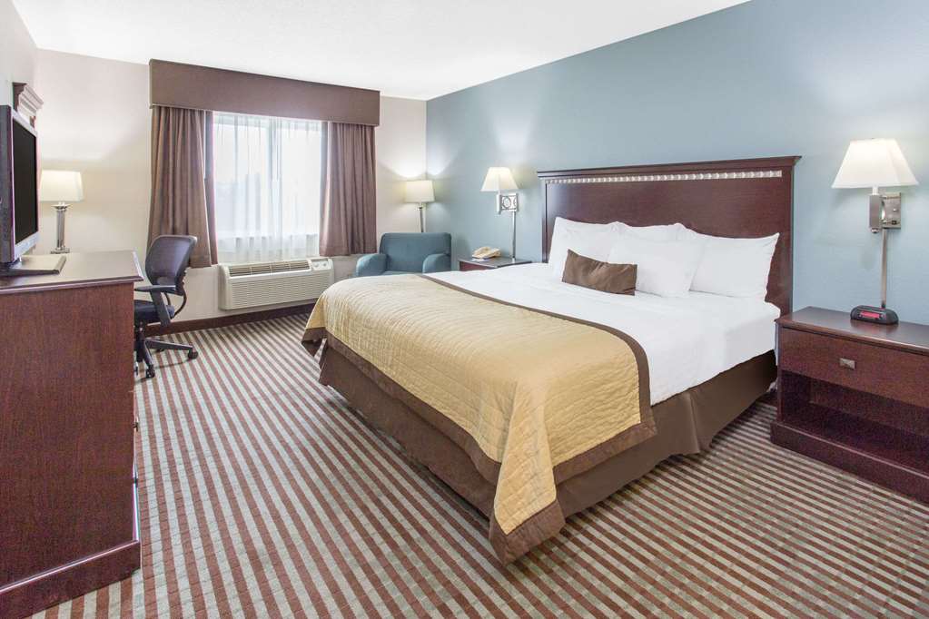 Clarion Pointe Mattoon Near University