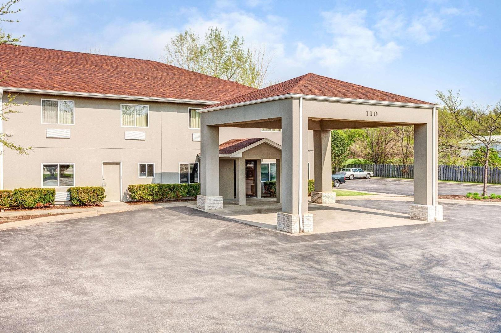 Super 8 by Wyndham McHenry