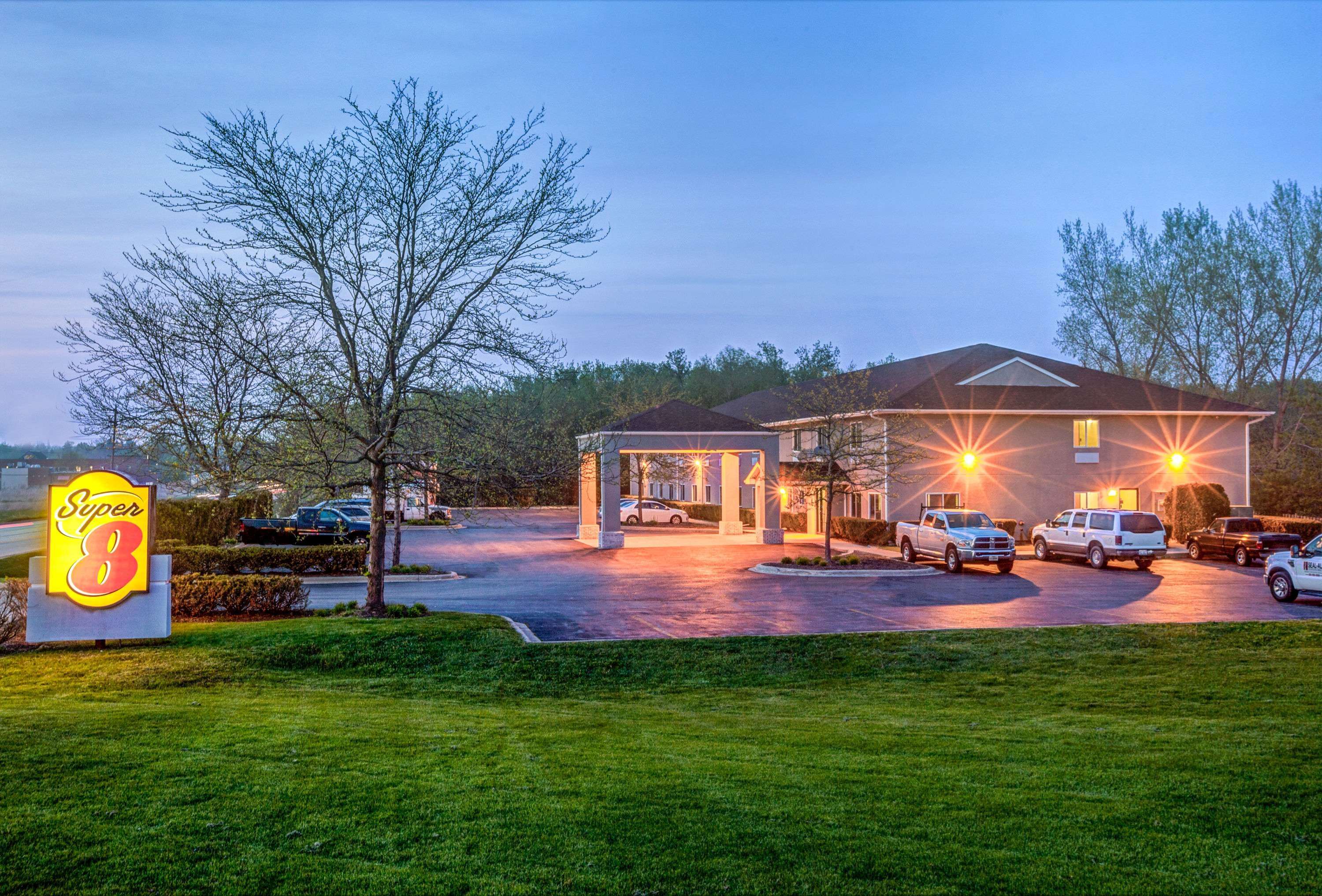 Super 8 by Wyndham McHenry