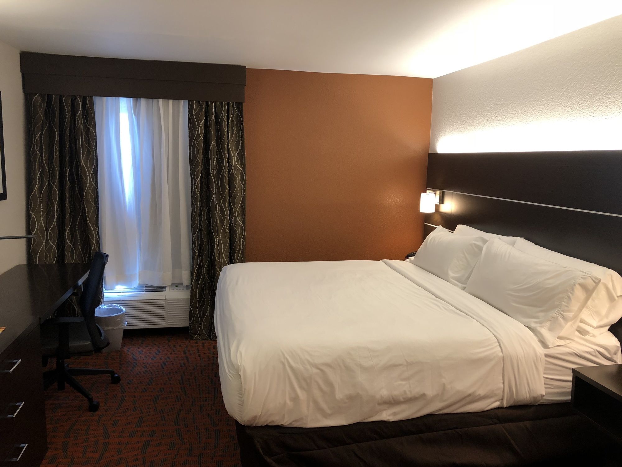 Holiday Inn Express Metropolis