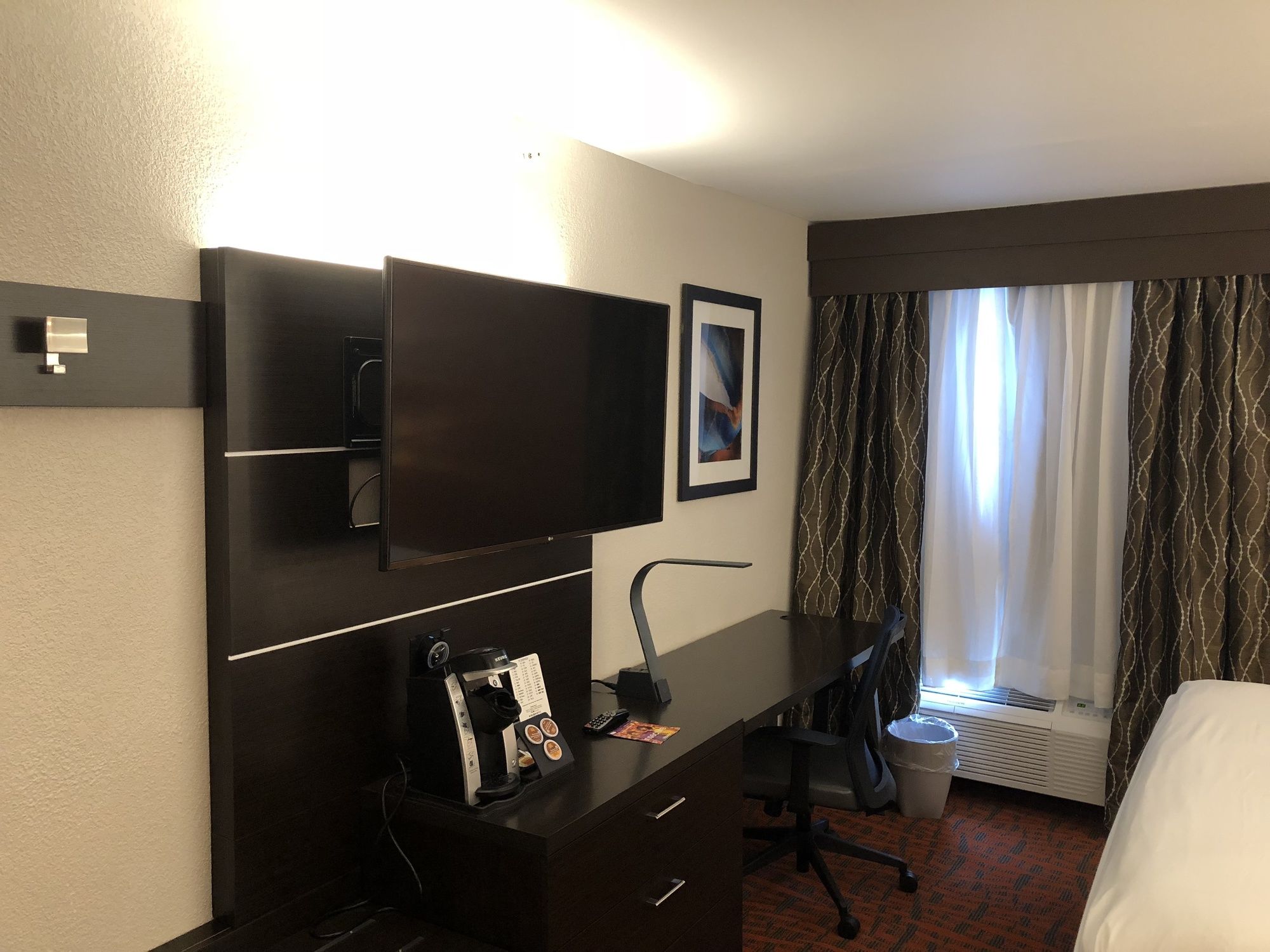 Holiday Inn Express Metropolis