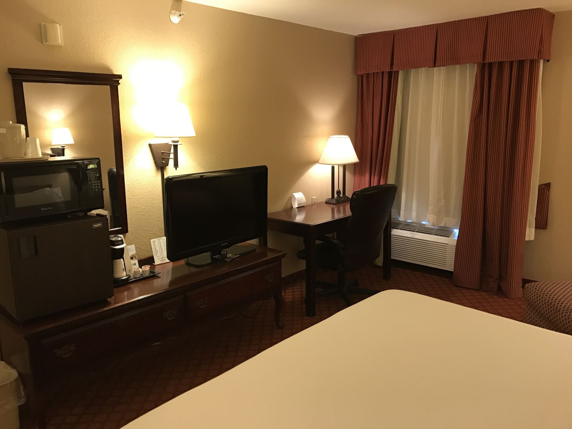 Holiday Inn Express Metropolis